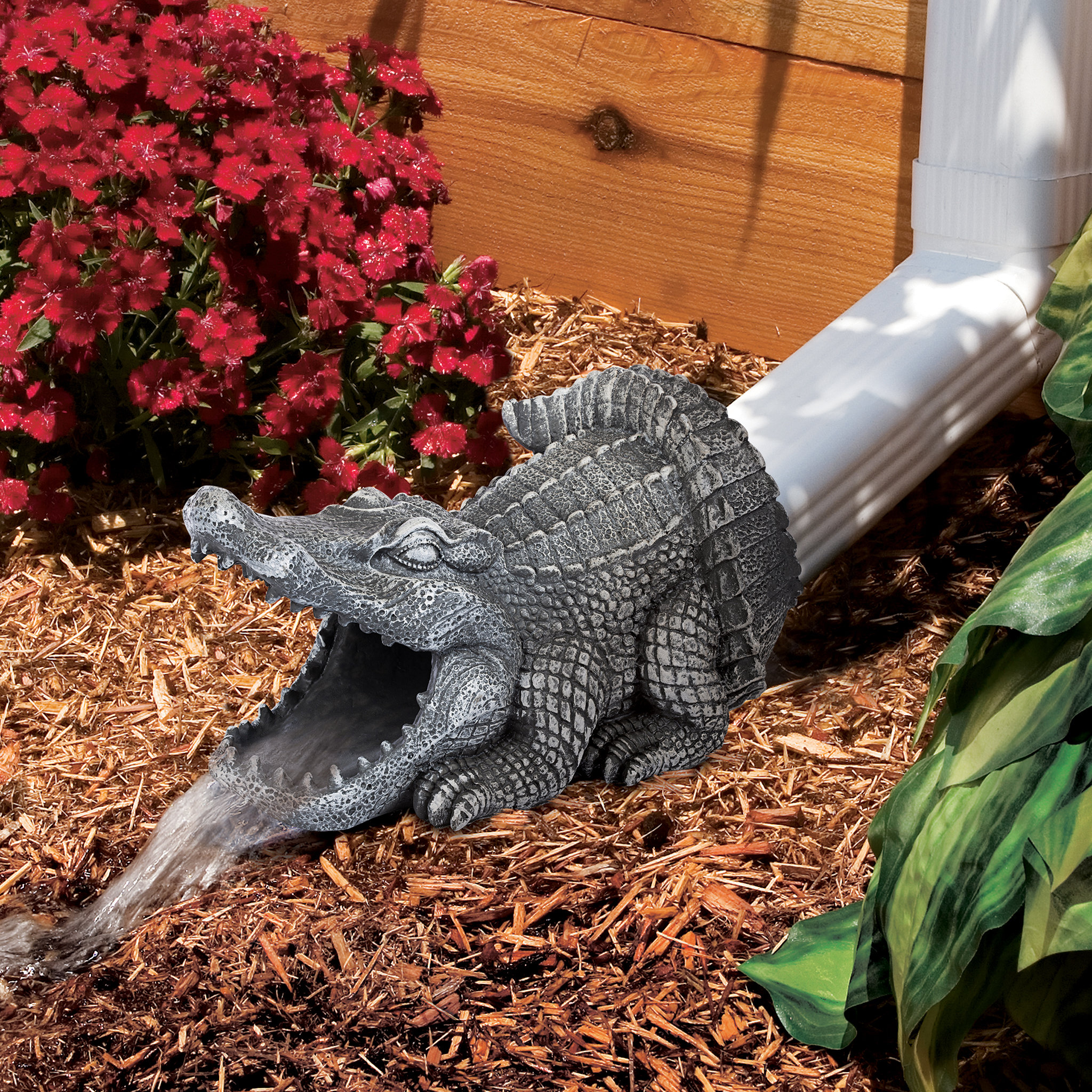 Design Toscano Gutter Guardians Swamp Alligator Downspout Statue